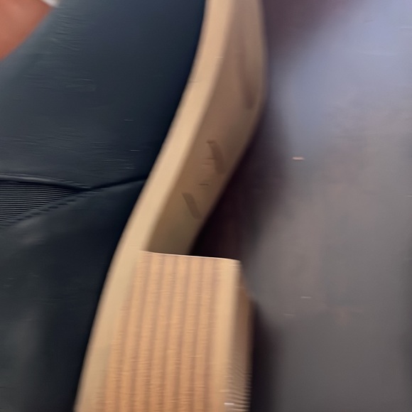 Trendy black shoes with 2 inch block heel - Picture 2 of 5